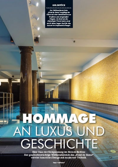 Ein luxuriöser Poolbereich mit goldener Wand und Säule in einem eleganten Raum.