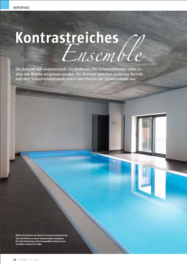 Ein Hallenbad mit blauem Wasser und moderner, industrieller Einrichtung.