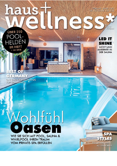 Magazincover mit Innenpool, Holzwänden und moderner Beleuchtung. Einladende Wellness-Atmosphäre.