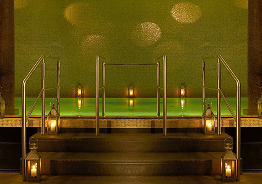 Hotel de rome 0003 Hotelschimmbad Innenpool goldener Einstiegsbereich mit Laternen
